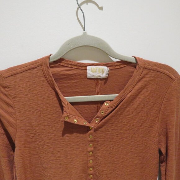 NATION LTD Samara Not So Basic Snap Tee in Tawney Rose Henley Casual Capsule XS - Picture 3 of 13